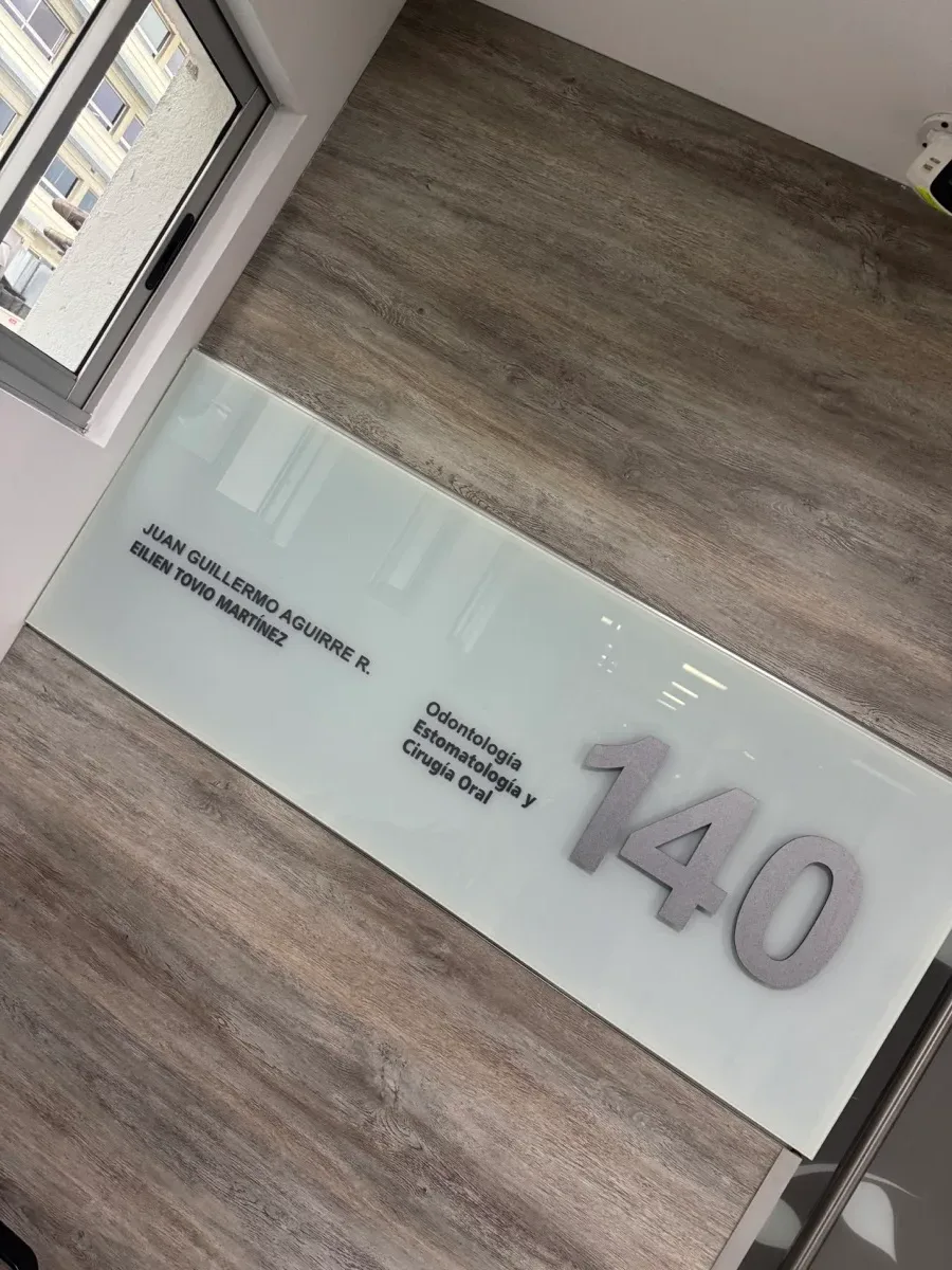Entrada del consultorio 140 de la Dra. Eilen Tovío y el Dr. Juan Guillermo Aguirre